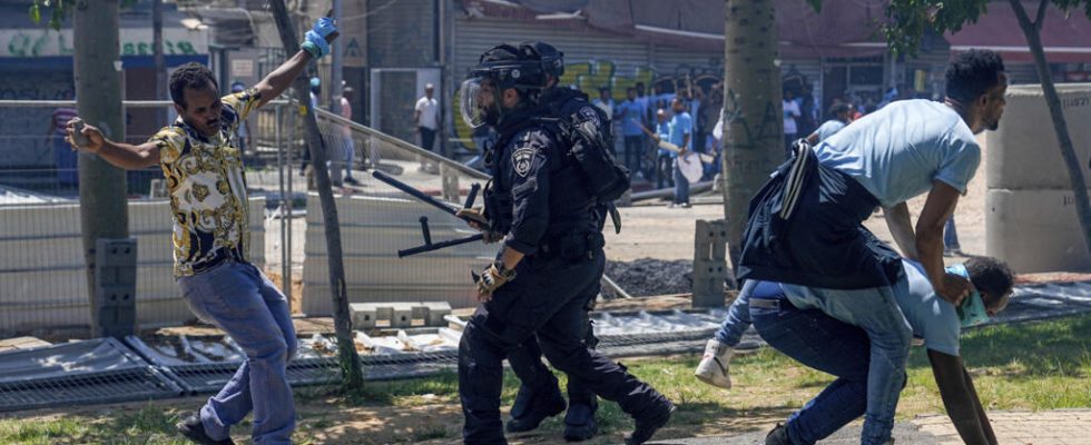 Israel Police fire live ammunition at Eritrean protesters during clashes