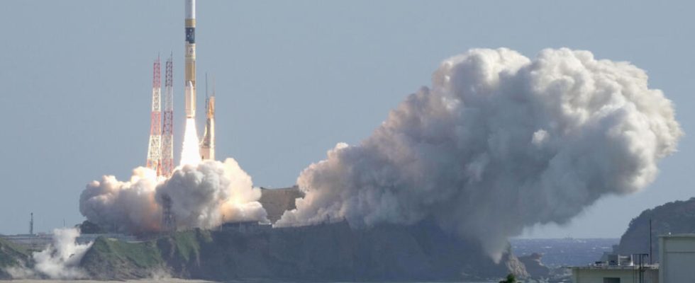 Japanese rocket lifts off with lunar lander