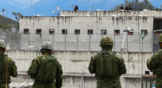 Prison guards in Ecuador released