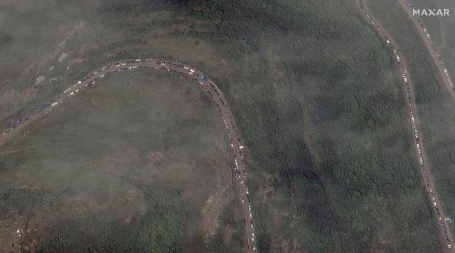 Remarkable image after Azerbaijans victory Long vehicle queues formed their