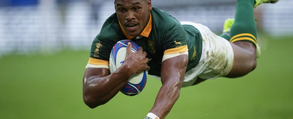 South Africa attracts fans during training