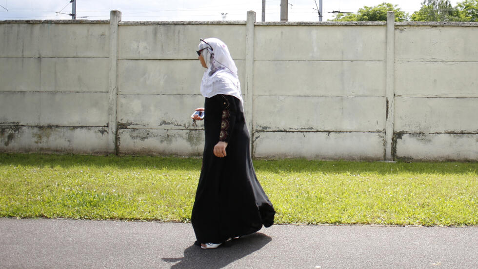 A woman wearing an abaya accompanied by a veil in Mantes-la-Jolie, June 19, 2016 (Illustrative image).