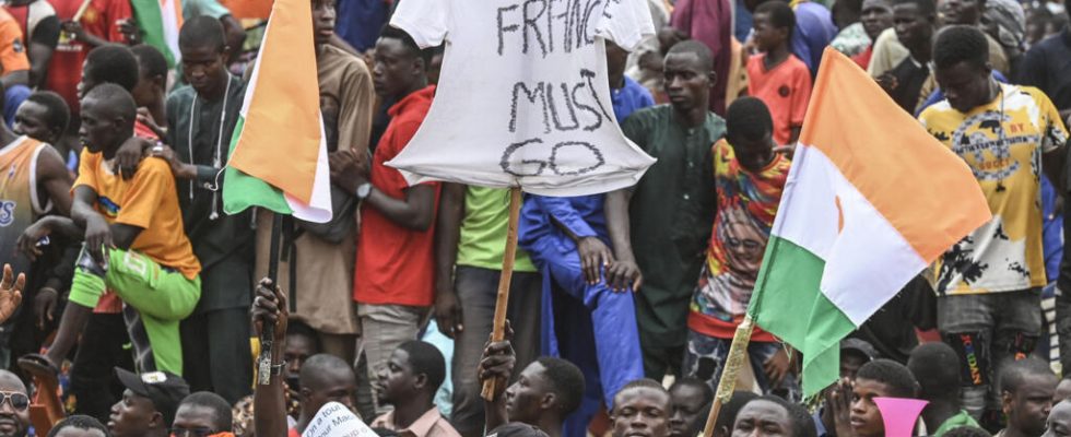 Thousands of Nigeriens demand the departure of the French army