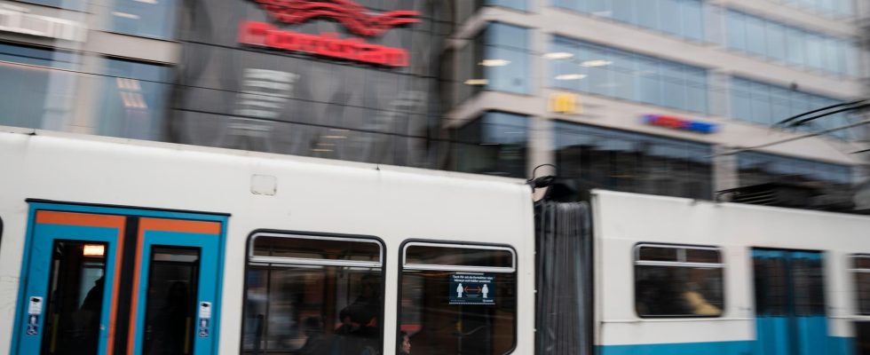 Woman dead hit by tram