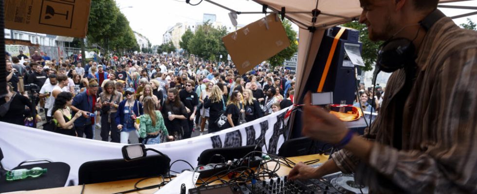 environmentalists cyclists and clubbers unite against a highway in Berlin