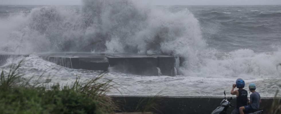 several dozen injured after the arrival of Typhoon Haikui