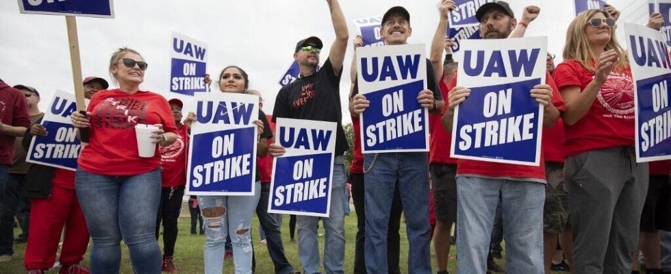 the automobile strike extends the union increases the pressure