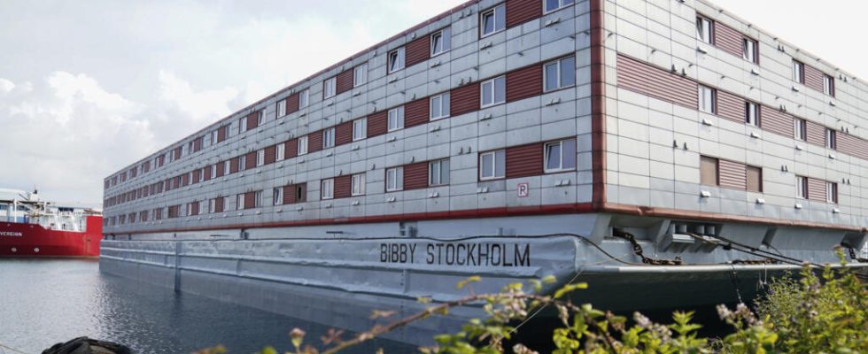 the security of the barge which receives asylum seekers singled