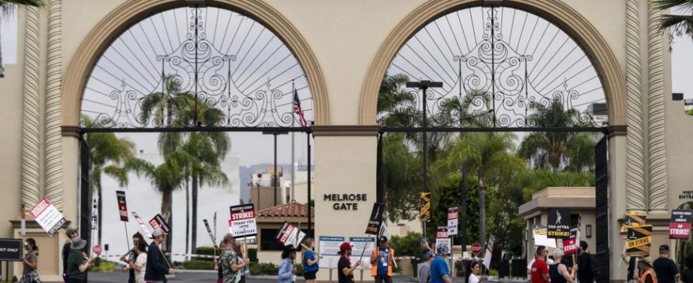 towards the end of the screenwriters strike in Hollywood