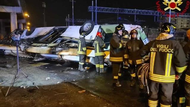 Accident like massacre in Italy Tourist bus flew over the