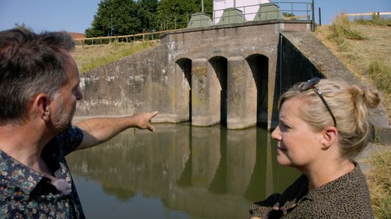 Along the Dutch Waterlines about centuries old buildings and modern water