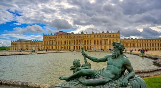 Bomb alarm in Paris The Palace of Versailles was closed