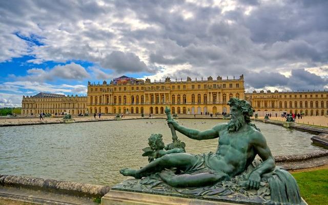 Bomb alarm in Paris The Palace of Versailles was closed