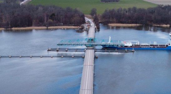 Bridge stuck in raised position traffic stopped