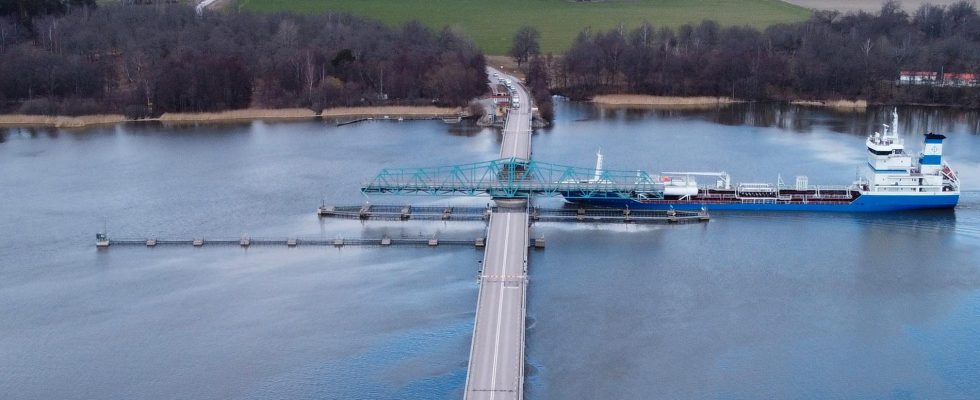 Bridge stuck in raised position traffic stopped