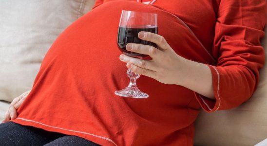 Drinking a glass of wine while pregnant isnt that bad