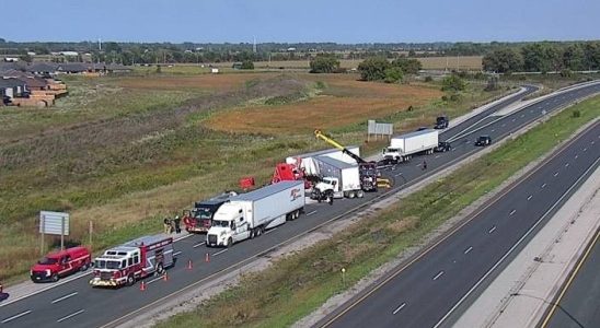 Fatal crash closes Highway 402 lanes in Sarnia