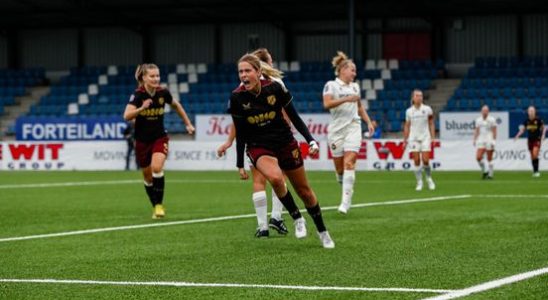 Football players FC Utrecht win again and take the lead