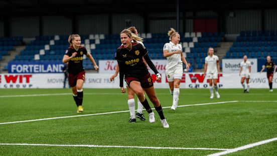 Football players FC Utrecht win again and take the lead