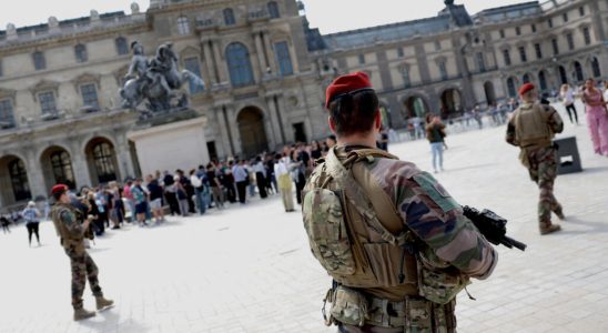 France goes on emergency attack alert