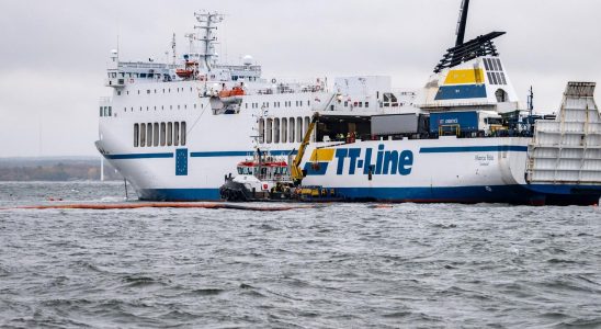 Grounded ship is emptied of oil salvaged this week