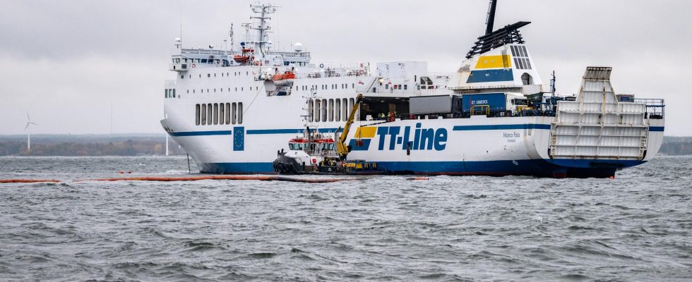 Grounded ship is emptied of oil salvaged this week