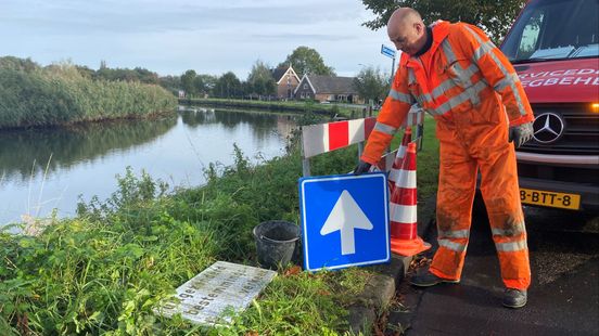 In Baambrugge traffic signs are being pulled out of the