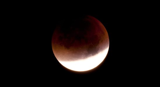 Lunar eclipse of October 28 what time to see it