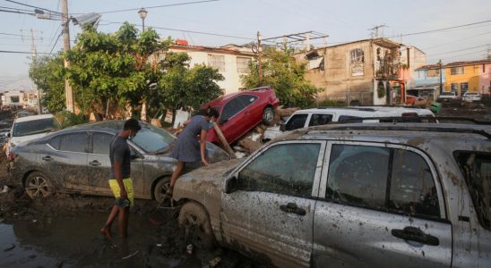 Mexico Acapulco devastated by Hurricane Otis empties of its inhabitants