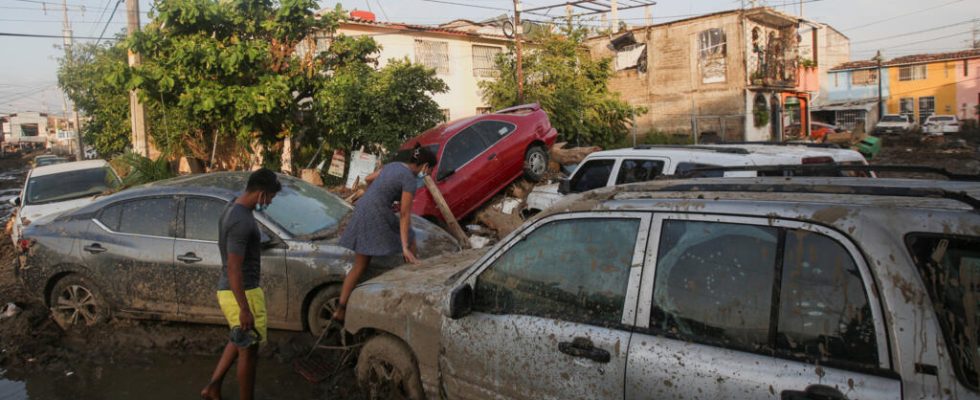 Mexico Acapulco devastated by Hurricane Otis empties of its inhabitants