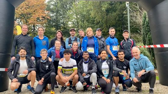 Newcomers and Dutch people participate in a forest run together