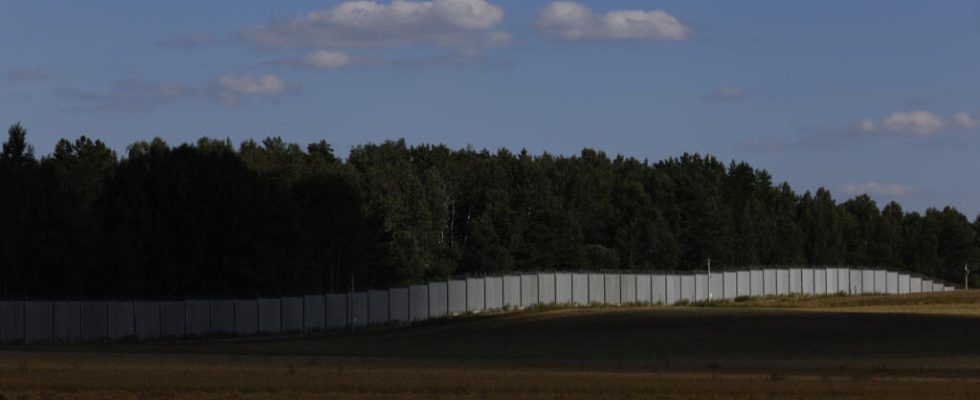 On the border with Belarus Poles up against the wall