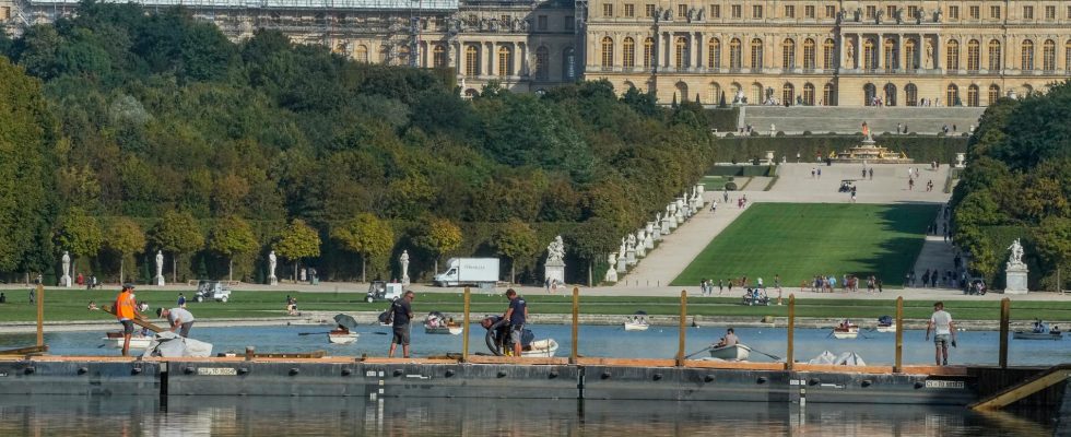 Palace of Versailles evacuated after new bomb threat