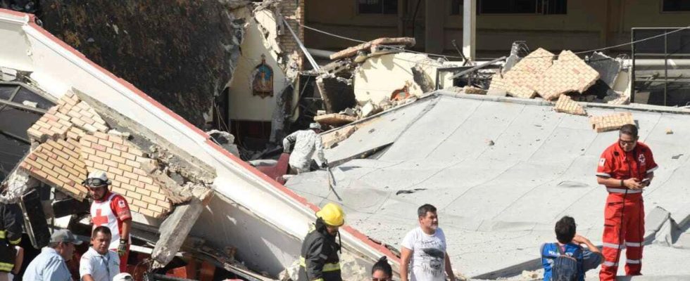 Several dead when church roof collapsed