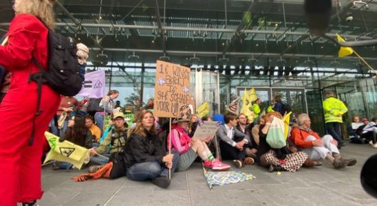 Several hundred climate activists block Rabobank Utrecht headquarters