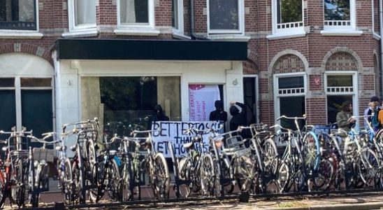 Squatted building on the Catharijnesingel in Utrecht