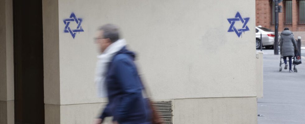 Stars of David tagged on buildings in Paris an investigation