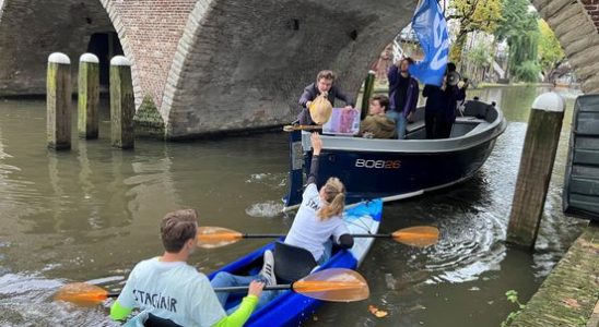 Students loudly demand an internship allowance on the Utrecht canal