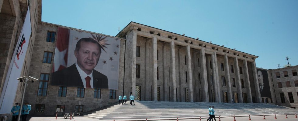 Suspected terrorist attack at the parliament in Ankara