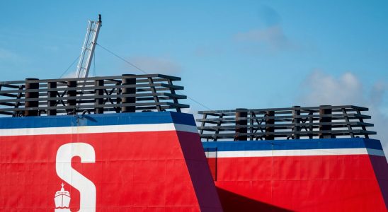 The Danmark ferry had to wait in the wind