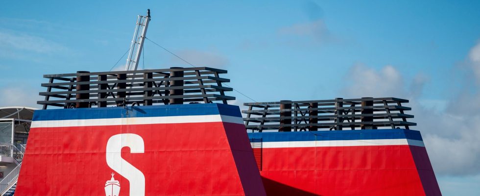 The Danmark ferry had to wait in the wind