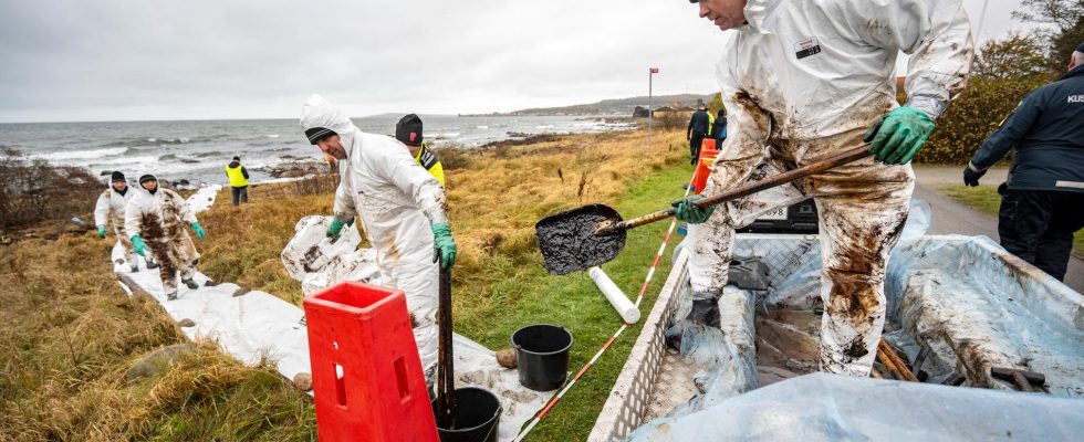 The Home Guard assists in oil cleanup