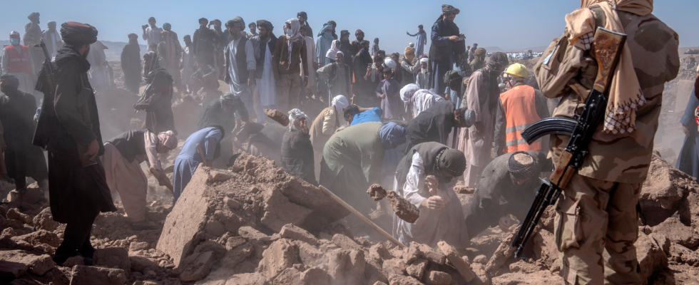 The earthquake in Afghanistan Searching for survivors