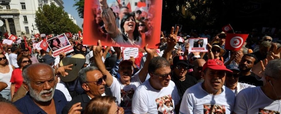 Tunisia thousands of demonstrators in Tunis to denounce the arrest