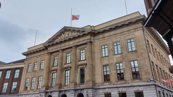 Utrecht flag at half mast leads to a flood of online