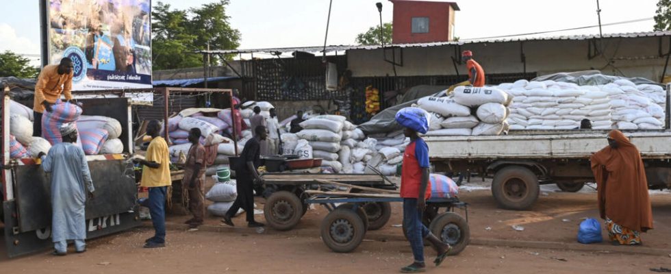 a WFP humanitarian convoy still blocked at the border with