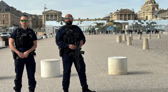 visitors to the Palace of Versailles annoyed by repeated bomb