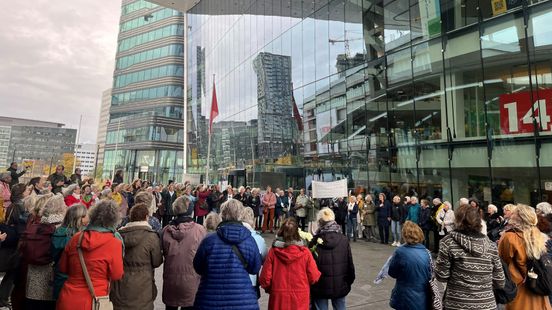 150 mothers sing for peace at Utrecht Centraal Even if