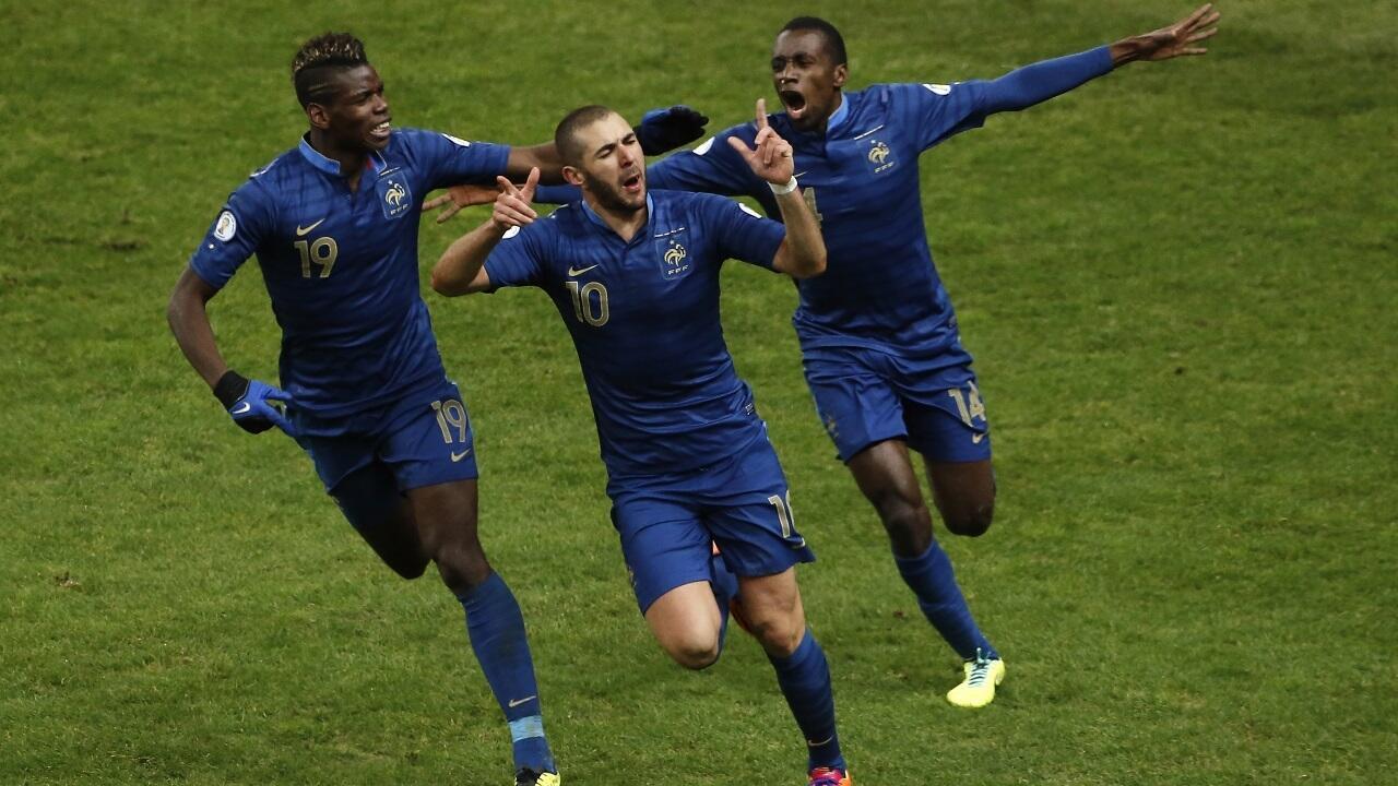 Paul Pogba (left) and Blaise Matuidi (right) celebrate with Karim Benzema (center) the goal scored by the latter with France against Ukraine, November 19, 2013.