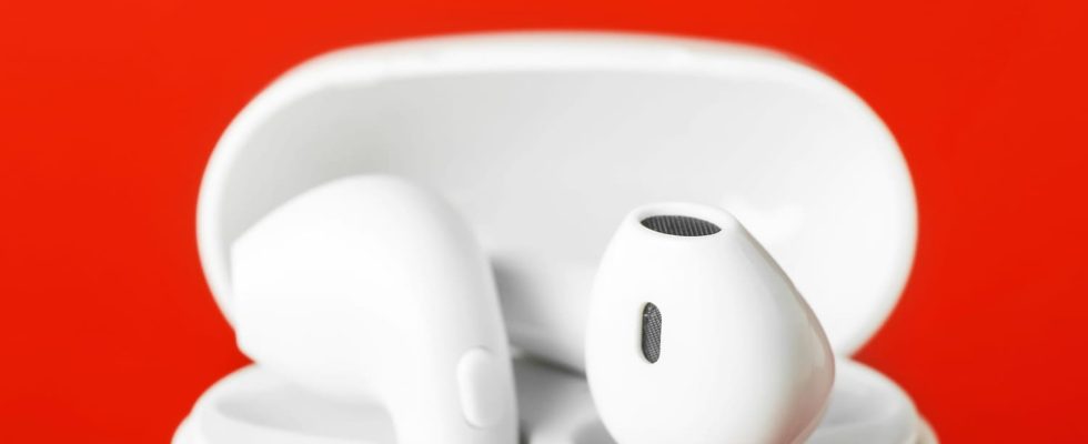 1700800781 a crazy price on AirPods 2 Apple cracks on the